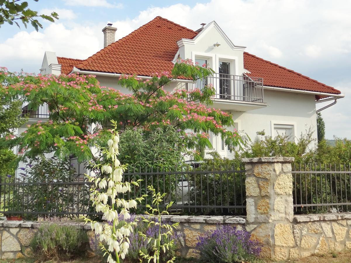 Albizia Apartments Балатонфюред Экстерьер фото
